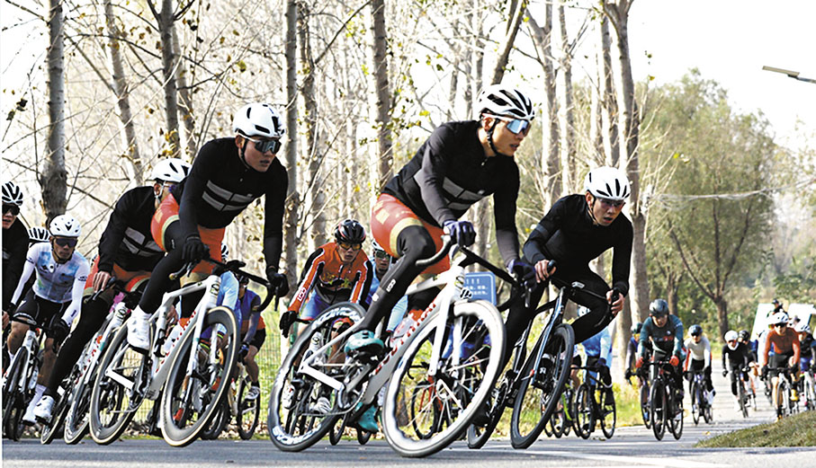 ◆參賽選手揮灑汗水、全力騎行。 香港文匯報記者馮雷  攝