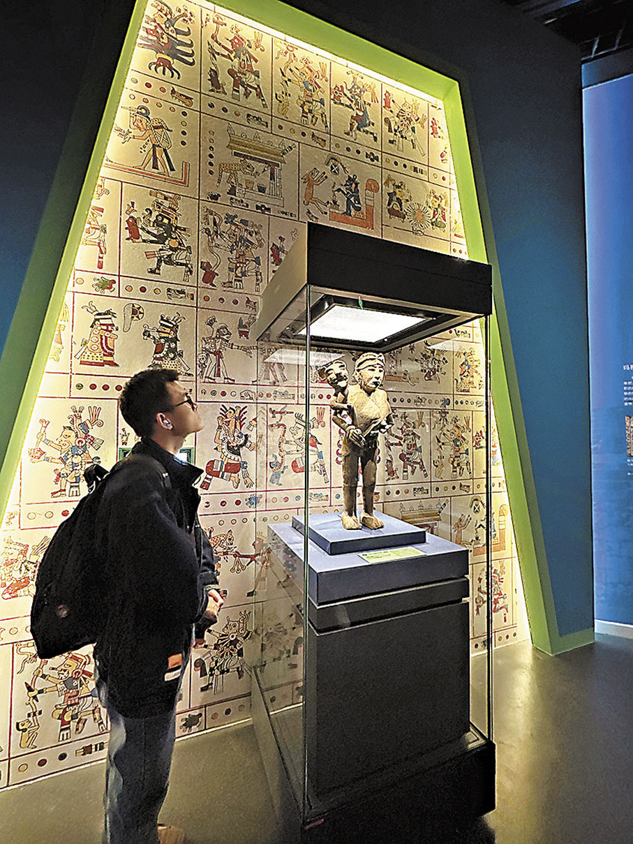 ◆觀眾在欣賞肩負美洲豹的豹人陶俑。