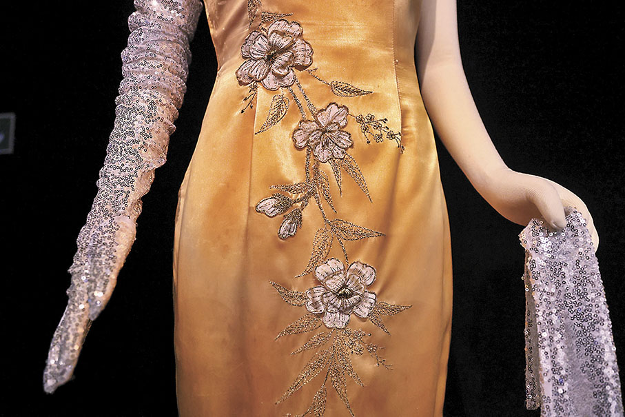 ◆香港電影旗袍戲服刺繡細節。