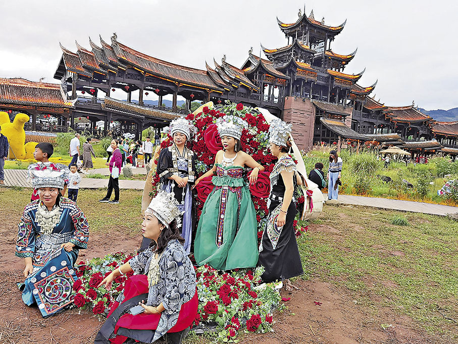 ◆古鎮廊橋的cosplay。 作者供圖