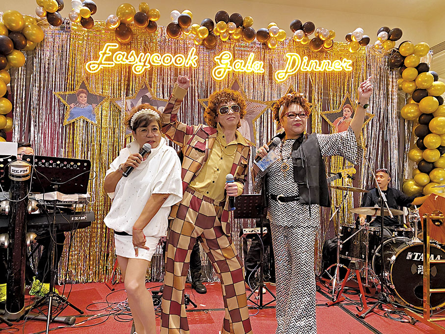 ◆黑妹姐、顏志恆與肥媽默契獻唱。