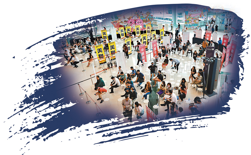 ◆競委會指控中原、美聯在佣金上合謀定價。圖為8月20日該兩大地產代理商各自招呼己方的買家，準備選購油塘親海駅單位。 資料圖片