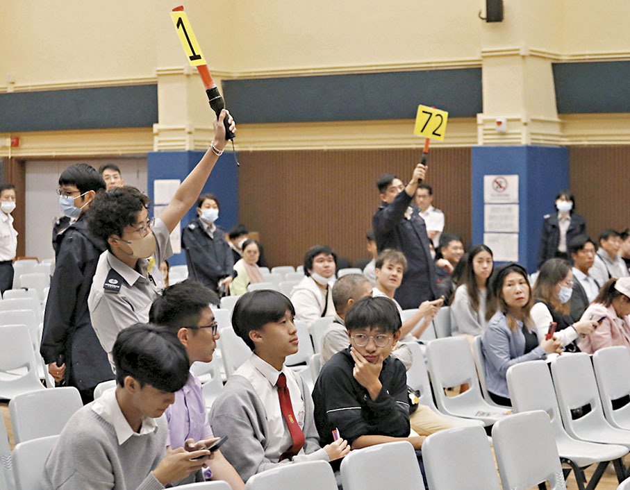◆香港鄧鏡波書院的學生昨日「一擊即中」，初次出手便以9,300元成功投得一個維園年宵乾貨攤位。 香港文匯報記者郭木又 攝