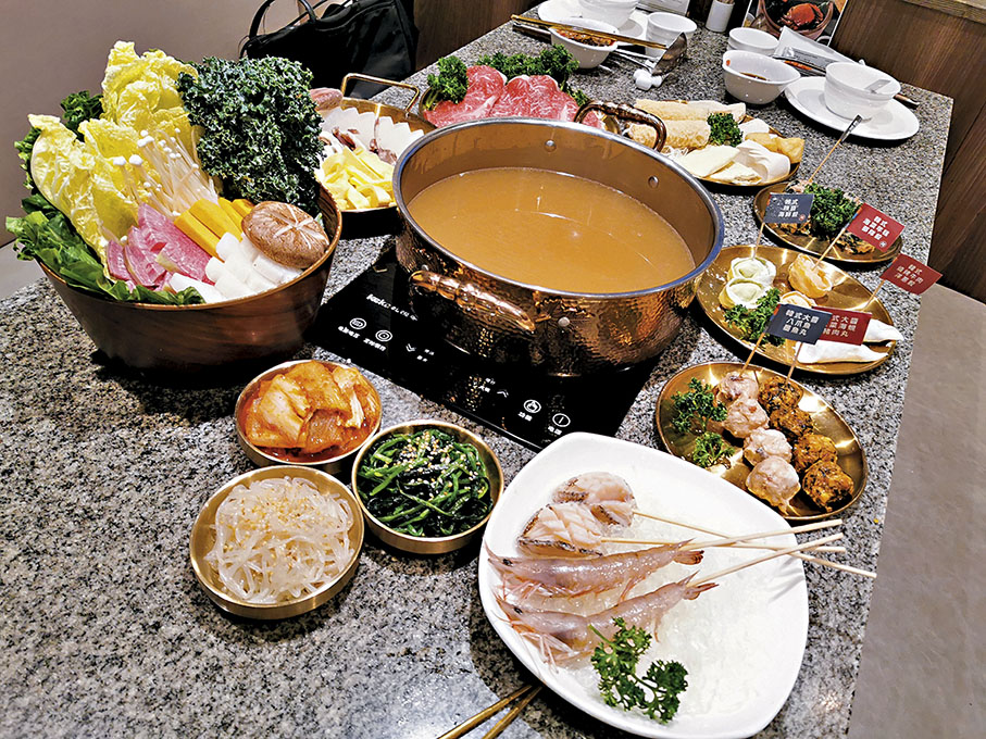 ◆招牌火鍋湯底韓國牛肋骨蘿蔔湯，可以配很多韓式食材。