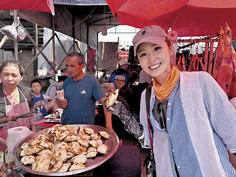 ◆貝兒品嘗新疆特色美食。