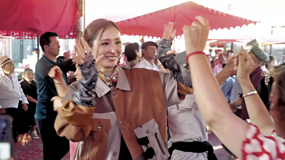 ◆當地居民熱情款待貝兒。