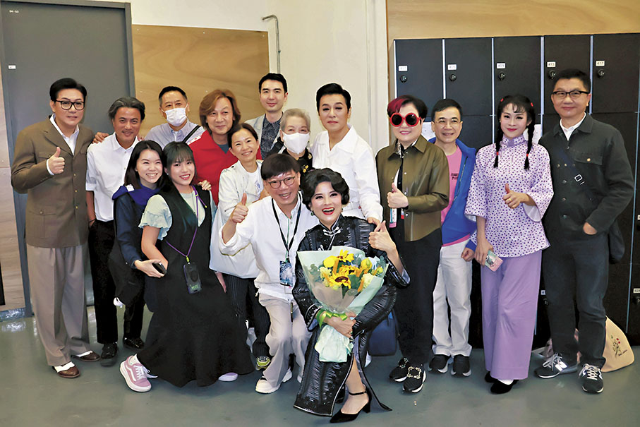 ◆一班好友到後台跟眾演員合照。
