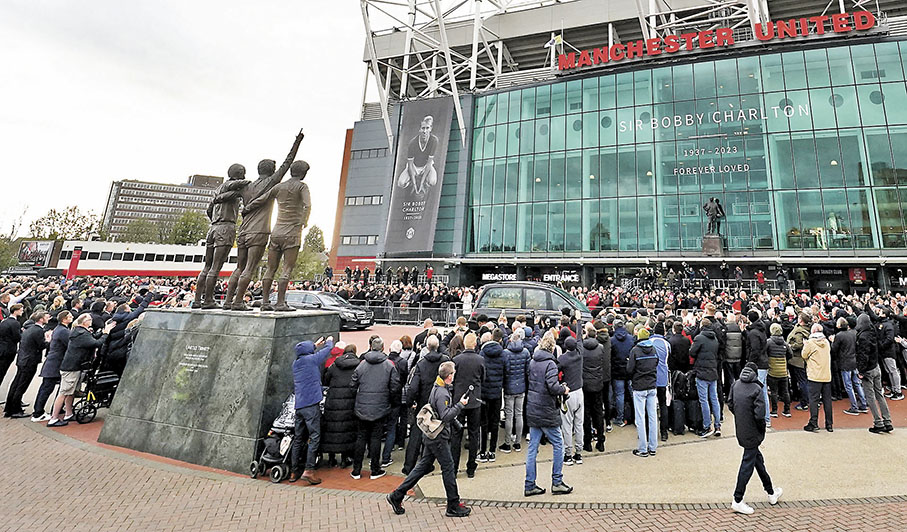 ◆會方人士和球迷送別卜比查爾頓最後一程。  路透社