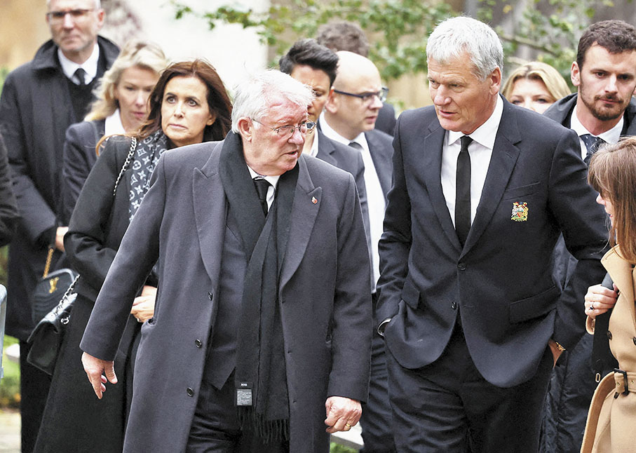 ◆曼聯傳奇領隊費格遜(前左)與球會前行政總裁大衛基爾(前右)出席卜比查爾頓的喪禮。  路透社