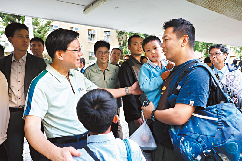 ◆ 特首李家超向楊先生了解少年兒童的成長。 香港文匯報記者劉友光 攝