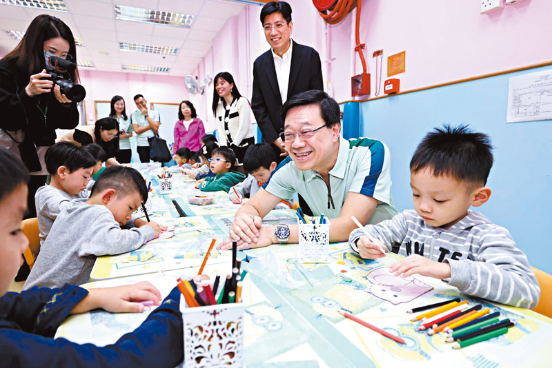 ◆李家超昨日到黃大仙慈樂邨一間學前兒童課餘託管服務中心參觀。