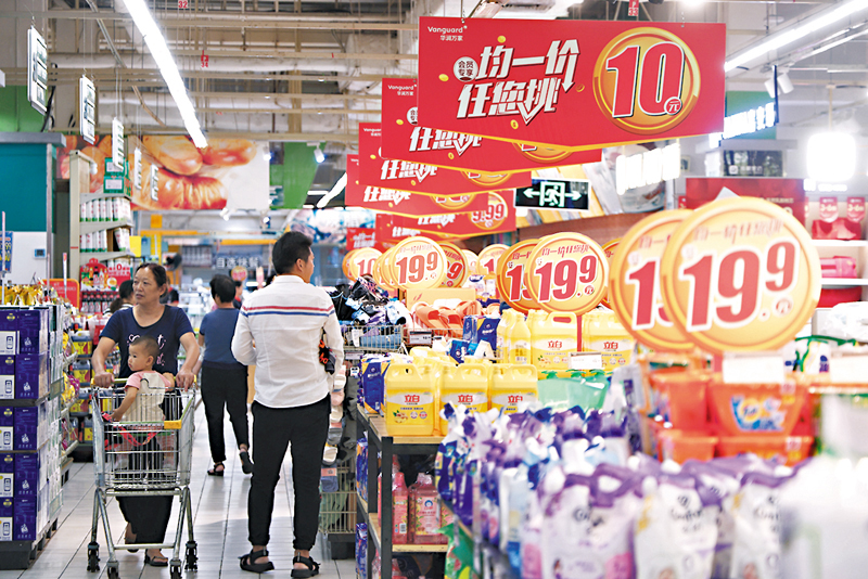 ◆11月15日中國國家統計局發布數據，10月份，社會消費品零售總額較去年同期增長7.6%。 1月至10月，社會消費品零售總額較去年同期增長6.9%。圖為深圳市民於超市內購物。 中通社