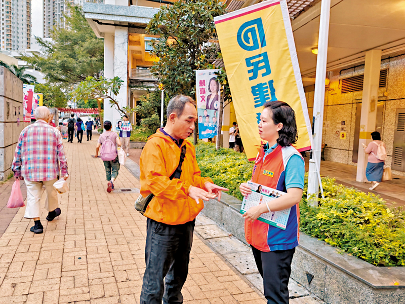 ◆陳嘉文聽取市民意見。 香港文匯報記者林熹  攝
