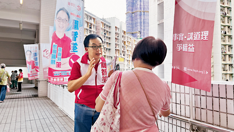 ◆龐智笙耐心聆聽市民需求。