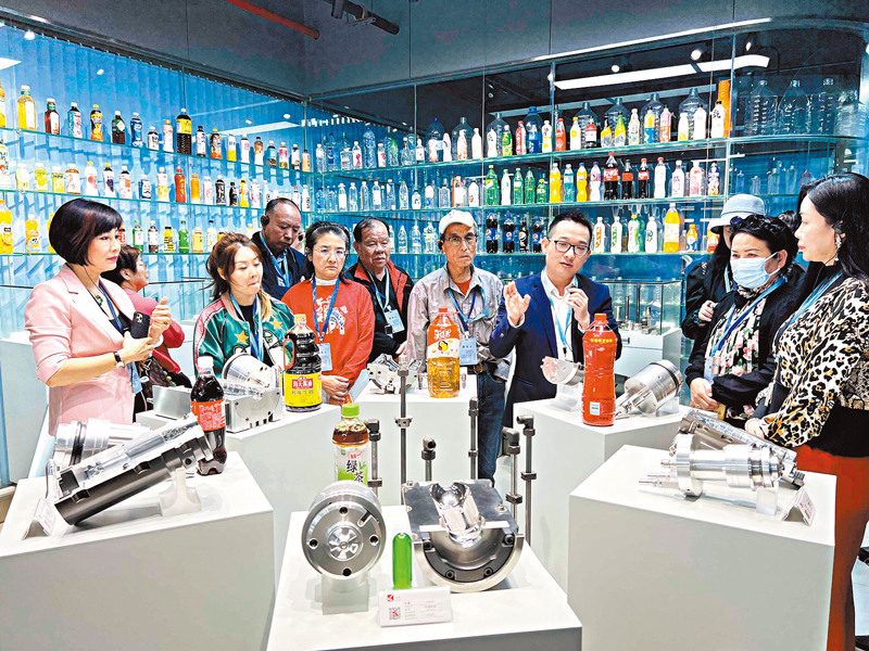 ◆位於佛山南海的星聯公司是可口可樂、百事、農夫山泉等眾多知名企業的飲料瓶模具供應商。圖為海外華媒代表在星聯公司參觀。 香港文匯報記者帥誠  攝