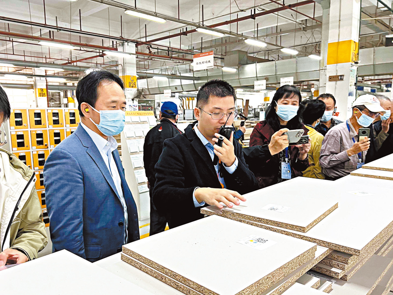 ◆歐派家居清遠基地是集智能化和信息化為一體的現代化定製家居工廠。圖為海外華媒代表在基地參觀。 香港文匯報記者帥誠  攝