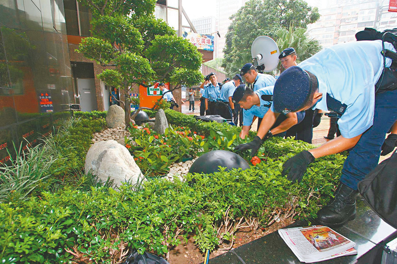 ◆當日「泰龍」遭伏擊重傷不治，警方一度封鎖現場進行地氈式搜證。 資料圖片
