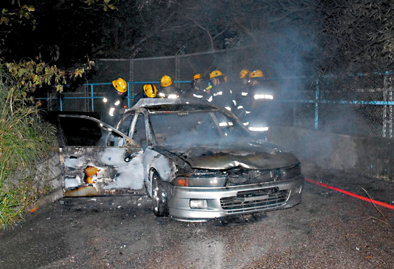 ◆當日涉接載刀手伏擊「泰龍」的私家車，被發現遭縱火焚毀。 資料圖片