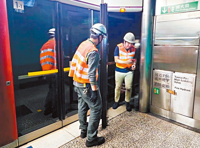 ◆港鐵工程人員進入隧道搶修。