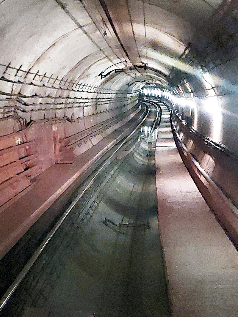 ◆港鐵鰂魚涌站附近一段隧道內出現的積水淹浸一段路軌。 議員張欣宇供圖