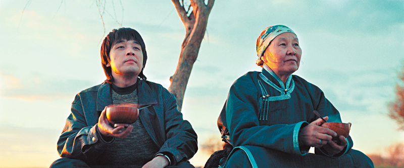 ◆巴德瑪飾演患有腦退化的母親。