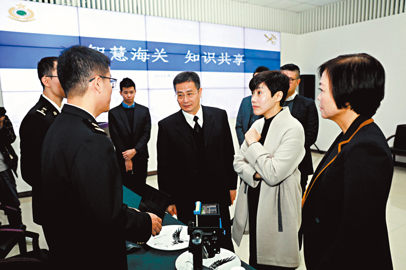 ◆香港海關關長何珮珊（右二）和助理關長（邊境及港口）吳潔貞（右一）昨日考察南昌海關的智慧海關設施，了解藝術品智慧監管和增強現實（AR）技術在供港澳活豬遠程監管中的應用。
