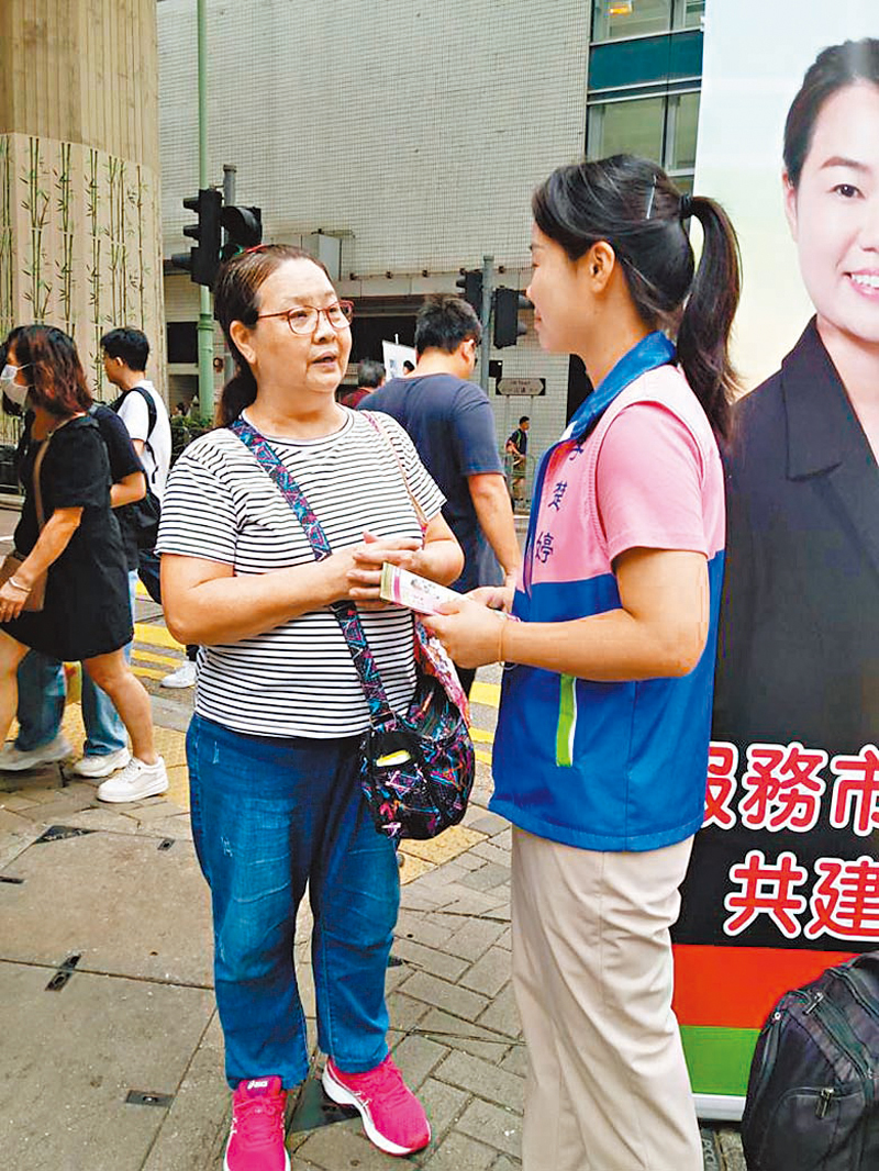 ◆李楚婷設立街站見市民 。