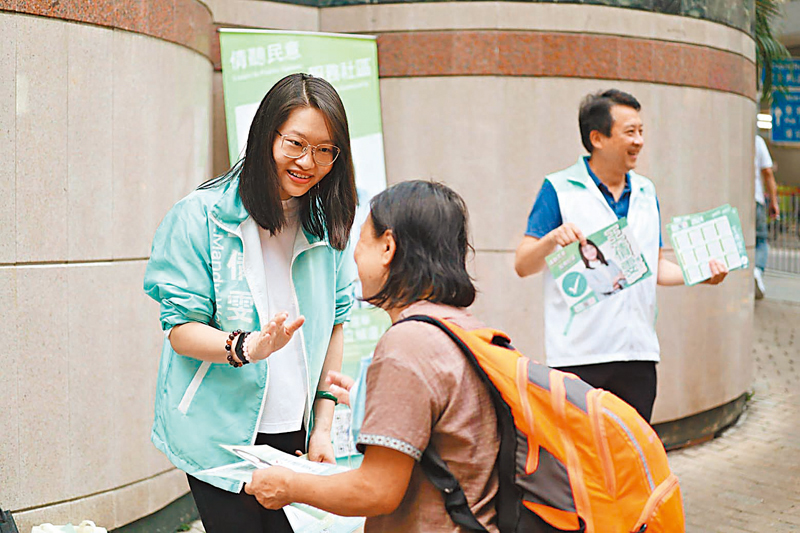 ◆王倩雯向市民打招呼。 