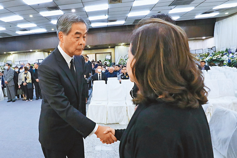 ◆梁振英前往弔唁,與家屬握手慰問。香港文匯報記者黃艾力 攝