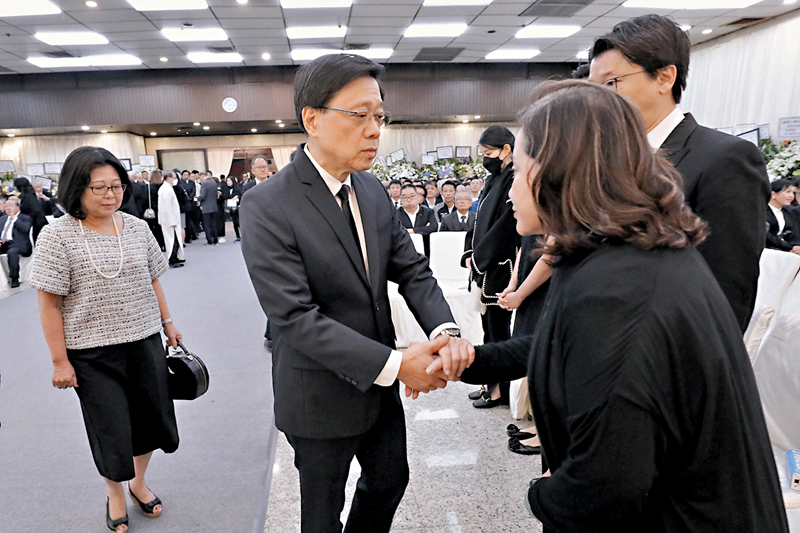 ◆李家超伉儷前往弔唁,與家屬握手慰問。香港文匯報記者黃艾力 攝