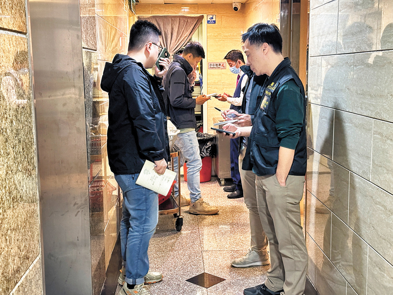 ◆西九龍總區刑事總部探員到場調查，圖右一為警司鍾雅倫。