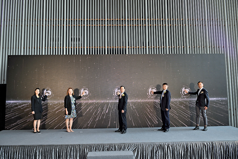 ◆發布會當日由交通銀行（香港）行政總裁孟羽（中）及一眾主禮嘉賓主持全新「通達理財服務」品牌的啟動儀式。