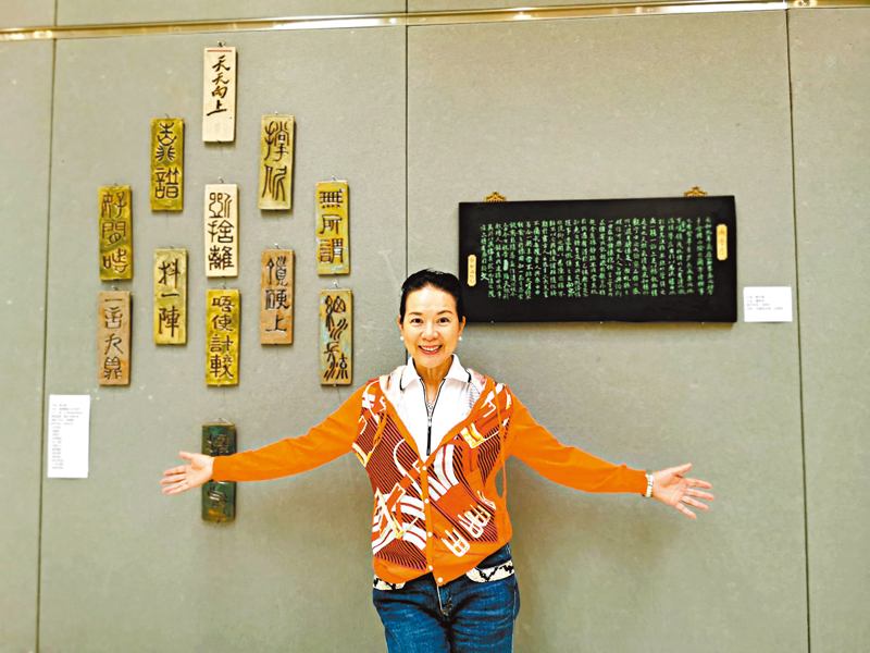 ◆鄭文雅常通過陶雕及木刻修心養性。