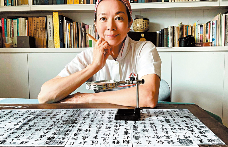 ◆鄭文雅的陶雕《蘭亭序》作品要通過多個步驟完成。 受訪者供圖