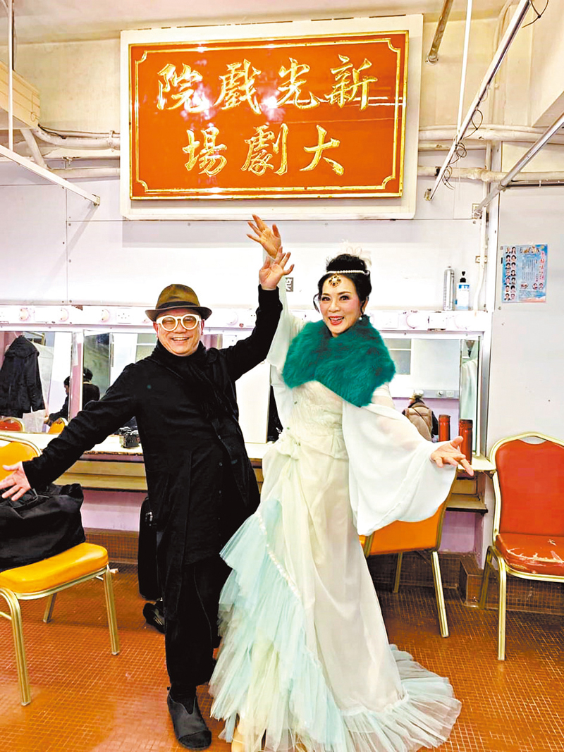 ◆鄭文雅同樣熱愛粵劇藝術。 受訪者供圖