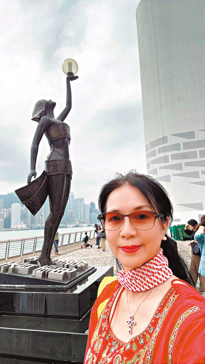 ◆鄭文雅特別在星光大道與女神像合照。 受訪者供圖