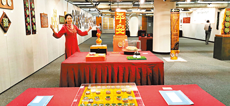 ◆鄭文雅在「香港刻字藝術作品展」現場。