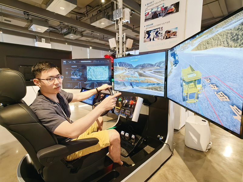 ◆ 希迪智駕的胡斯博在介紹無人駕駛科研成果。劉恩琛  攝