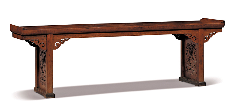 ◆十七世紀黃花梨獨板翹頭案（圖片來源：佳士得）