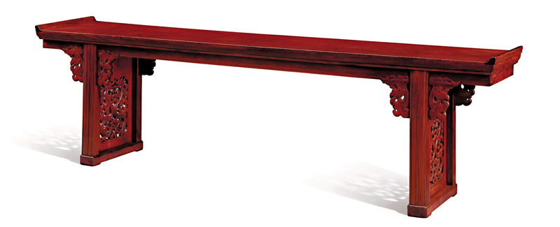 ◆明十七世紀黃花梨夾頭榫獨板面雙鳳擋板帶托子翹頭案（圖片來源：蘇富比）