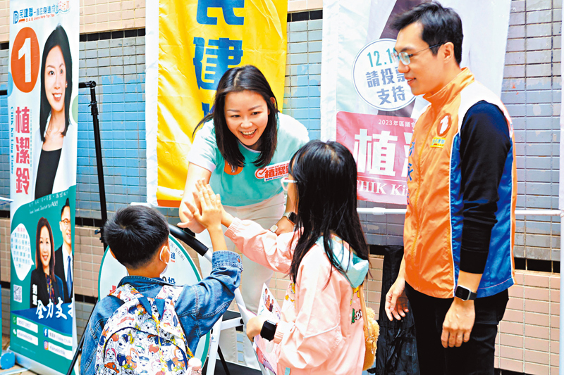 ◆植潔鈴在街站與小朋友擊掌。 香港文匯報記者北山彥 攝