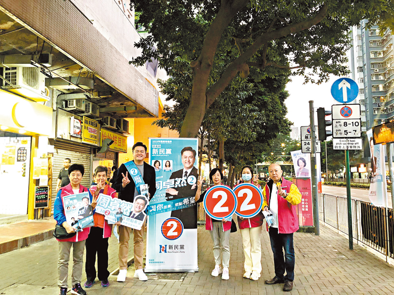 ◆周卓然在街站留影。 Fb圖片