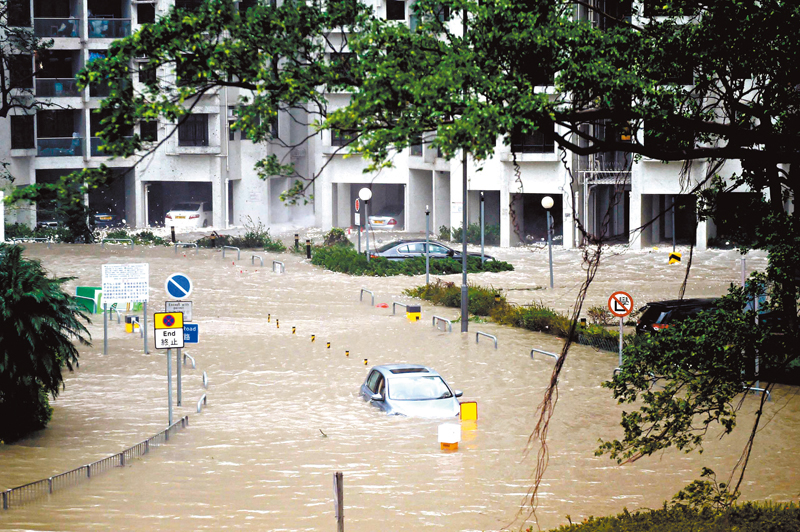 ◆極端天氣愈趨頻仍，本港遭受的強颱風愈烈。杏花邨（上圖）和柴灣一帶經常面對水浸威脅，早前柴灣的環翠商場停車場就在暴雨下被嚴重浸沒﹙下圖﹚。資料圖片