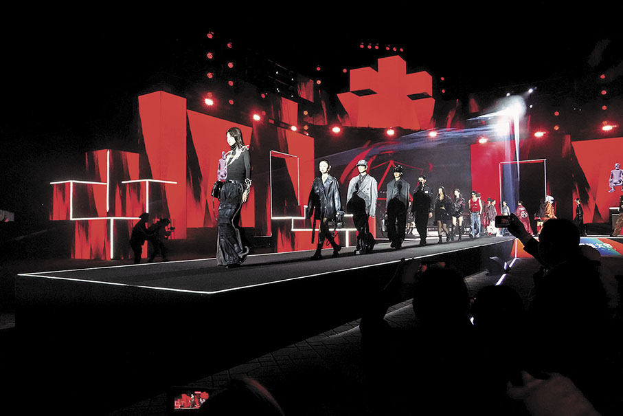 ◆「虎門之夜」時尚創造力盛典服裝模特在走秀。 香港文匯報記者帥誠  攝