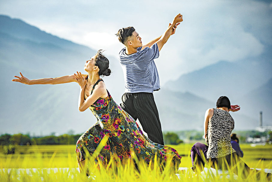 ◆《天光·霞》中，舞者以天地為舞台。 攝影：劉振祥