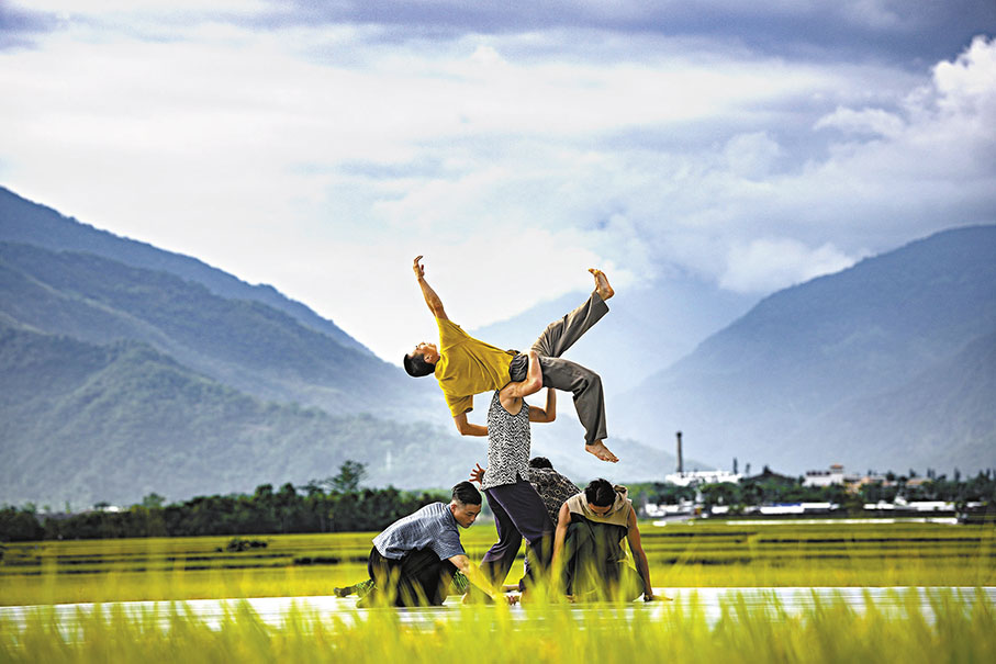 ◆《天光·霞》以遠山為背景。 攝影：劉振祥