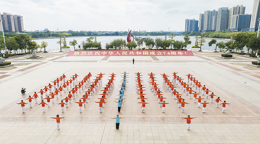 ◆ 兩地健身氣功愛好者在活動現場作展示交流。