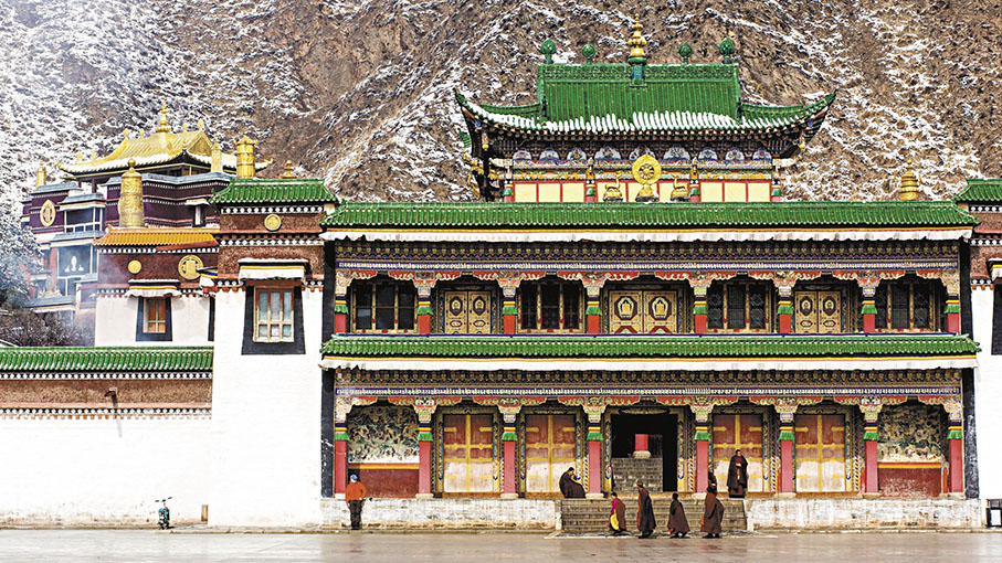 ◆拉卜楞寺是藏傳佛教格魯派六大寺院之一，也是甘肅南部藏族地區最大的寺院。