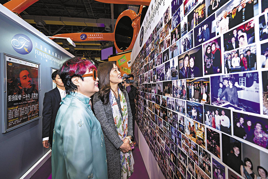 ◆澳門社會文化司司長歐陽瑜與陳淑芬在博覽會上參觀。  中通社