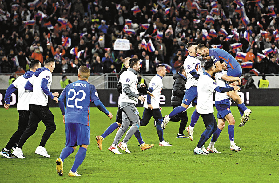 ◆斯洛伐克球員慶祝晉級。  法新社